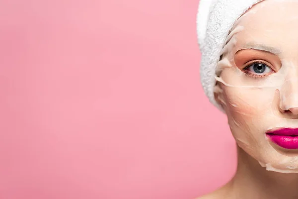 Bijgesneden Weergave Van Jonge Vrouw Het Gezicht Masker Geïsoleerd Roze — Stockfoto