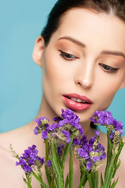 Chica Soñadora Cerca Flores Limonio Aislado Azul —  Fotos de Stock