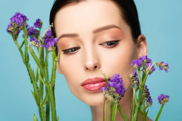 Bela Mulher Olhando Para Flores Limonium Isolado Azul — Fotografia de Stock