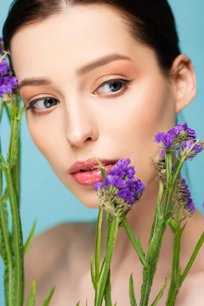 Donna Nuda Guardando Fiori Limonio Isolati Blu — Foto Stock