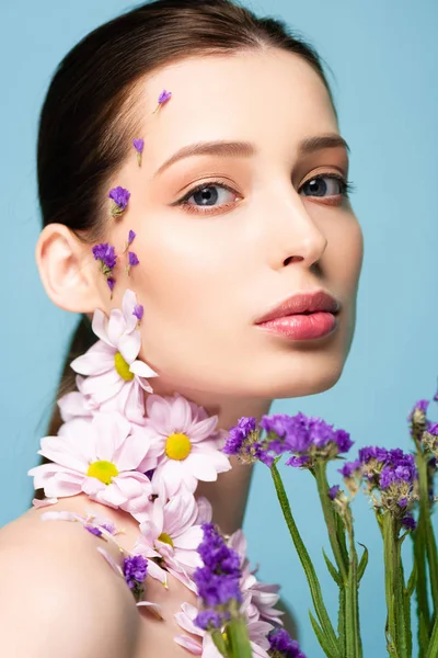Csinos Meztelen Közel Virágzó Virágok Elszigetelt Kék — Stock Fotó