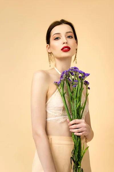Mujer Joven Atractiva Sosteniendo Flores Limonio Aisladas Beige — Foto de Stock