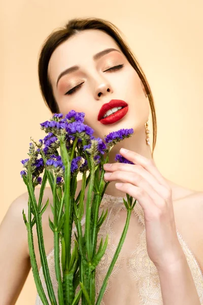 Pretty Woman Closed Eyes Holding Purple Limonium Flowers Isolated Beige — Stock Photo, Image