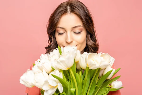 Счастливая Девушка Наслаждается Ароматом Белых Тюльпанов Закрытыми Глазами Изолированы Розовый — стоковое фото