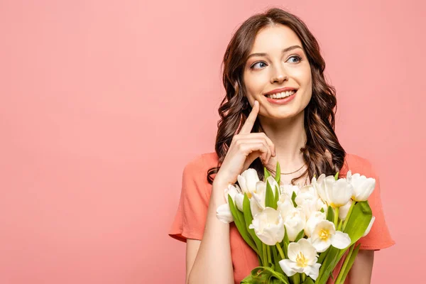 Счастливая Девушка Смотрит Сторону Трогательные Щеки Держа Букет Белых Тюльпанов — стоковое фото