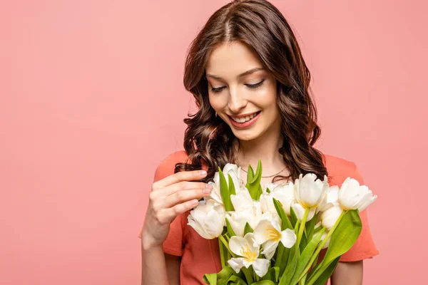 Boldog Lány Mosolyog Miközben Megérinti Csokor Fehér Tulipán Elszigetelt Rózsaszín — Stock Fotó