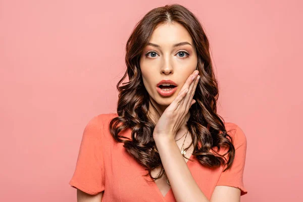 Scioccato Giovane Donna Toccare Viso Mentre Guardando Fotocamera Isolata Rosa — Foto Stock