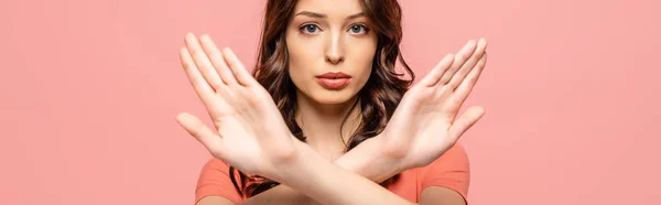 Panoramische Aufnahme Einer Ernsten Jungen Frau Die Stopp Geste Zeigt — Stockfoto