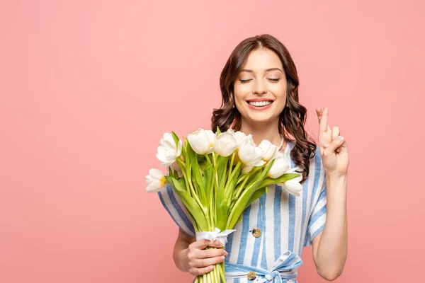 Ragazza Eccitata Mostrando Dita Incrociate Mentre Tiene Bouquet Tulipani Bianchi — Foto Stock