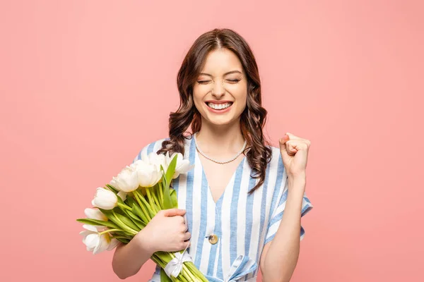 Menina Animado Mostrando Sim Gesto Enquanto Segurando Buquê Tulipas Brancas — Fotografia de Stock