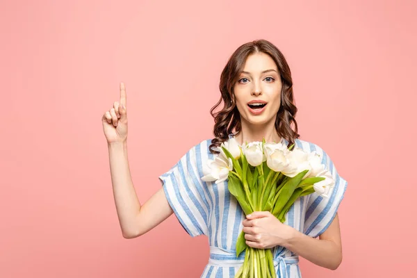 Překvapená Dívka Ukazuje Nápad Gesto Při Držení Kytice Bílých Tulipánů — Stock fotografie