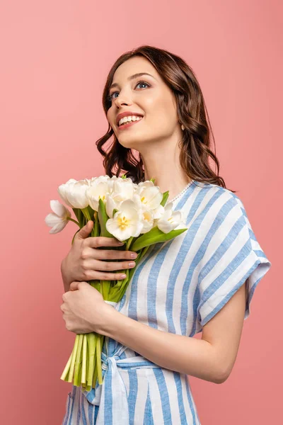 Boldog Lány Néz Fel Miközben Gazdaság Csokor Fehér Tulipán Elszigetelt — Stock Fotó