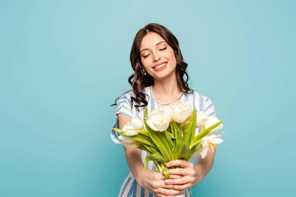 Glückliche Junge Frau Hält Strauß Weißer Tulpen Mit Geschlossenen Augen — Stockfoto
