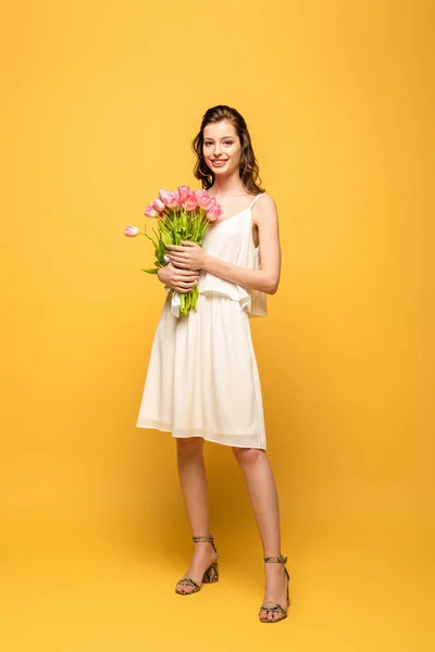 Vista Completa Hermosa Mujer Joven Sonriendo Cámara Mientras Sostiene Ramo — Foto de Stock