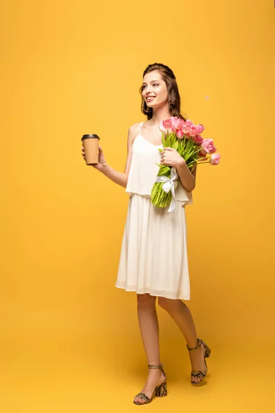Teljes Hosszúságú Kilátás Fiatal Mosolyog Miközben Gazdaság Csokor Rózsaszín Tulipán — Stock Fotó