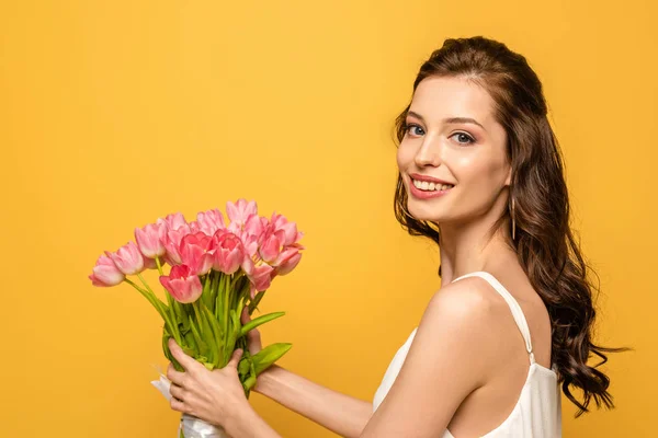 Vacker Ung Kvinna Ler Mot Kameran Medan Håller Bukett Rosa — Stockfoto