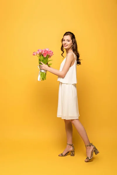 Vista Completa Atractiva Joven Mujer Sonriendo Cámara Mientras Sostiene Ramo —  Fotos de Stock