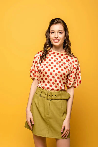 Attractive Young Woman Smiling Camera While Standing Isolated Yellow — Stock Photo, Image