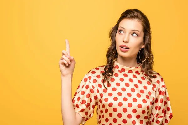 Nachdenkliche Junge Frau Blickt Auf Und Zeigt Ideengeste Isoliert Auf — Stockfoto