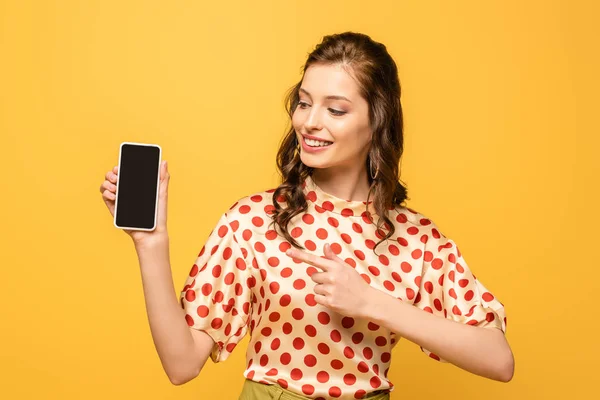 Attraente Giovane Donna Sorridente Mentre Punta Con Dito Verso Smartphone — Foto Stock