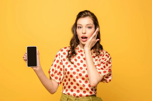 Conmocionó Joven Mujer Tocando Cara Mientras Mostraba Teléfono Inteligente Con — Foto de Stock