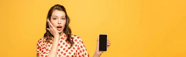 Plano Panorámico Mujer Joven Conmocionada Tocando Cara Mientras Muestra Teléfono — Foto de Stock