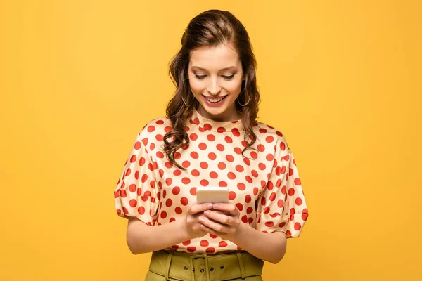 Щаслива Молода Жінка Посміхається Під Час Спілкування Смартфоні Ізольовано Жовтому — стокове фото