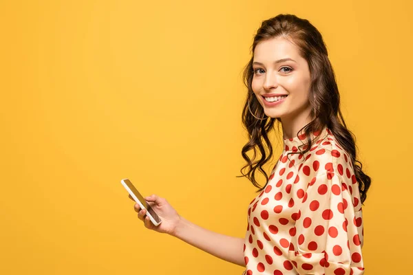 Alegre Joven Mujer Sosteniendo Teléfono Inteligente Mientras Sonríe Cámara Aislada —  Fotos de Stock