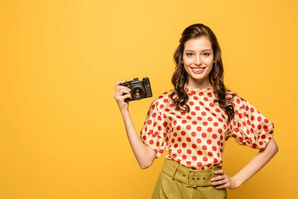 Jovem Alegre Segurando Câmera Digital Enquanto Com Mão Quadril Isolado — Fotografia de Stock