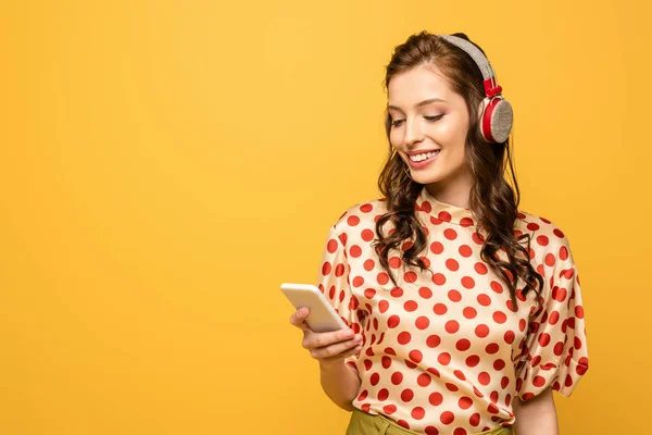 Gelukkig Jonge Vrouw Draadloze Hoofdtelefoon Chatten Smartphone Geïsoleerd Geel — Stockfoto