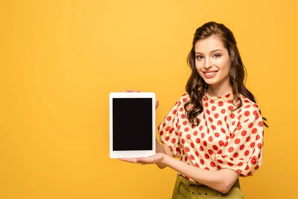 Alegre Joven Mujer Sonriendo Cámara Mientras Muestra Tableta Digital Con —  Fotos de Stock