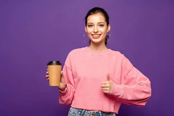 Szczęśliwa Dziewczyna Trzymając Kawę Iść Pokazując Kciuk Górę Podczas Uśmiechania — Zdjęcie stockowe