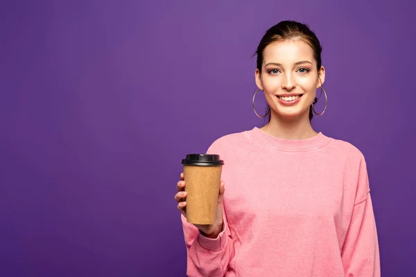 Hezká Dívka Usmívá Kameru Zatímco Drží Kávu Jít Izolované Fialové — Stock fotografie