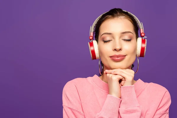 Chica Sonriente Soñadora Escuchando Música Auriculares Inalámbricos Con Los Ojos — Foto de Stock