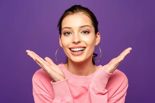 Feliz Chica Sonriendo Cámara Mientras Muestra Wow Gesto Aislado Púrpura — Foto de Stock