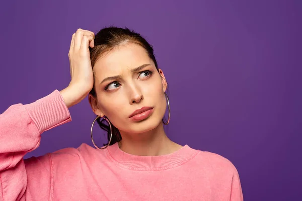 Attent Meisje Kijken Weg Terwijl Aanraken Hoofd Geïsoleerd Paars — Stockfoto