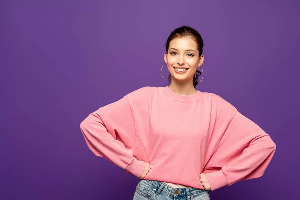 Attraente Ragazza Sorridente Macchina Fotografica Mentre Tiene Mano Fianchi Isolati — Foto Stock