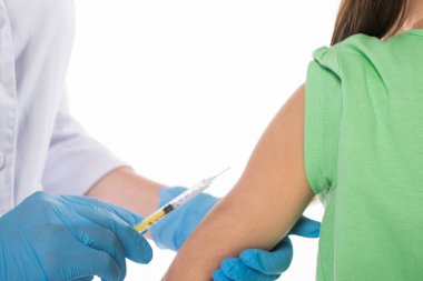 Beyazlar içinde izole edilmiş bir çocuğa aşı enjekte eden çocuk doktoru görüntüsü.