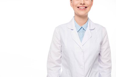 Beyaz önlüklü gülümseyen doktorun beyaz önlüklü hali.