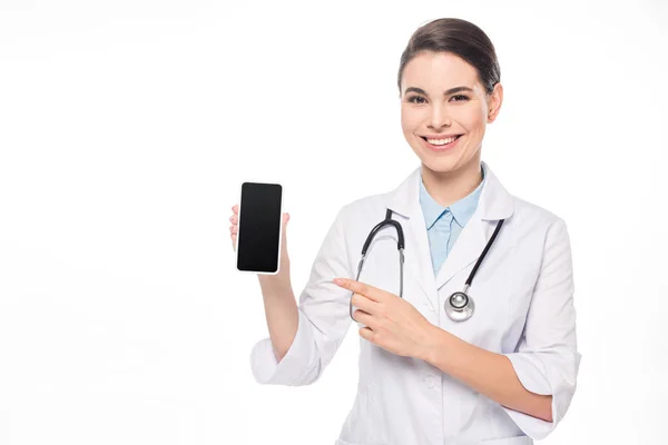 Ελκυστικός Χαμογελαστός Γιατρός Που Δείχνει Smartphone Απομονώνονται Λευκό — Φωτογραφία Αρχείου