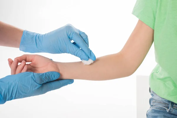 Abgeschnittene Ansicht Des Kinderarztes Latex Handschuhen Reibt Die Hand Des — Stockfoto