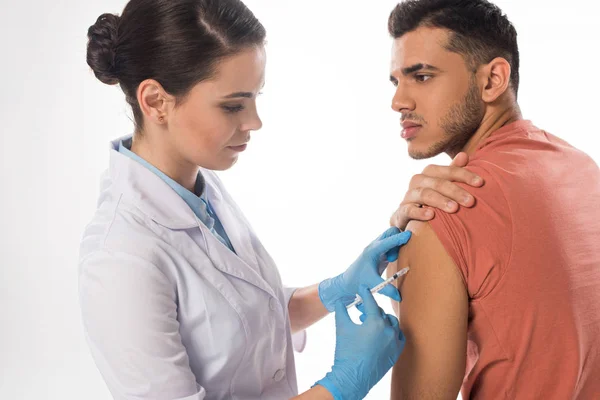 Aantrekkelijke Arts Die Vaccinatie Injecteert Schouder Van Een Man Geïsoleerd — Stockfoto