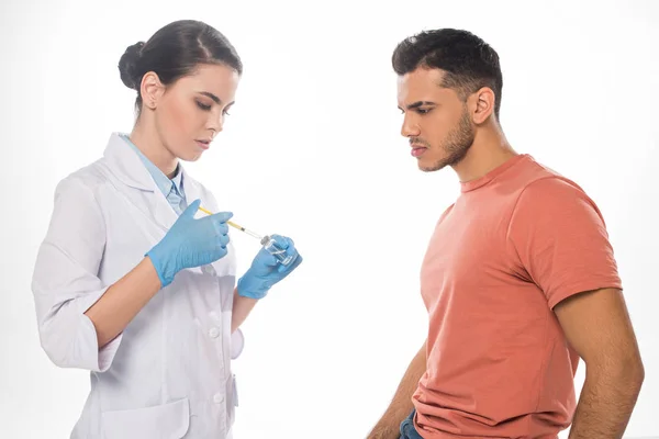 Visão Lateral Médico Pegando Vacina Seringa Perto Paciente Isolado Branco — Fotografia de Stock