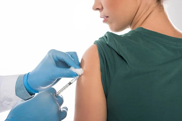 Fehér Alapon Izolált Betegnek Vakcina Injekciót Beadó Pamutgyapjúval Fecskendővel Ellátott — Stock Fotó