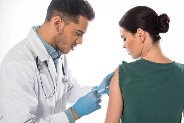 Snygg Läkare Som Ger Vaccininjektion Till Patienter Isolerade Vit — Stockfoto