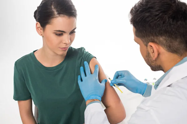 Arzt Injiziert Impfstoff Patienten Die Auf Weiß Isoliert Sind — Stockfoto