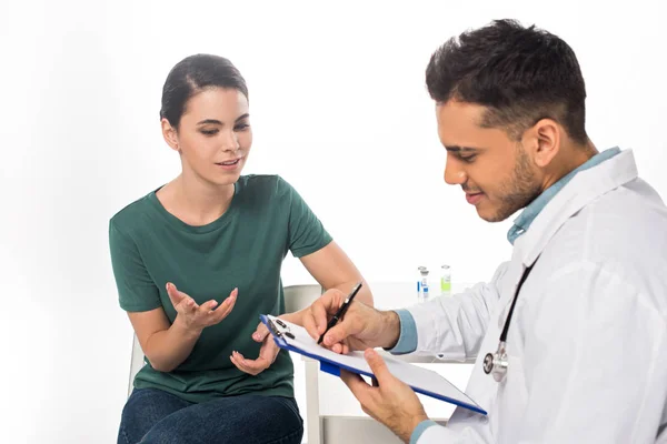 Doctor Escribiendo Portapapeles Cerca Paciente Silla Aislado Blanco — Foto de Stock