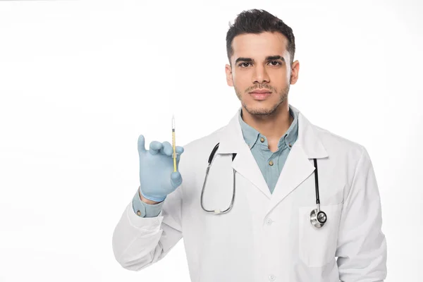 Przystojny Lekarz Trzymający Strzykawkę Szczepionką Wyizolowaną Białym — Zdjęcie stockowe