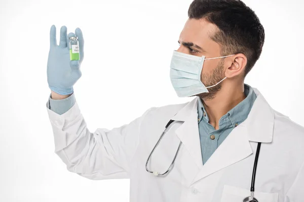 Γιατρός Ιατρική Μάσκα Που Κρατά Εμβόλιο Hpv Απομονωμένο Στα Λευκά — Φωτογραφία Αρχείου