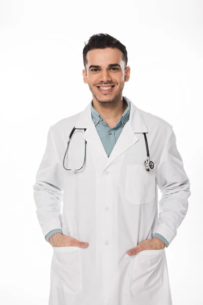 Médecin Souriant Avec Stéthoscope Regardant Caméra Isolée Sur Blanc — Photo